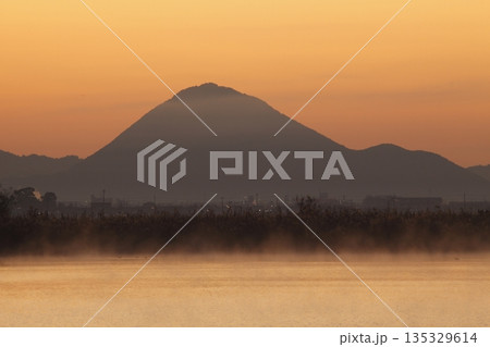 木浜内湖から見た朝焼けの三上山 135329614