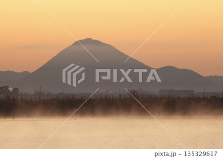 木浜内湖から見た朝焼けの三上山 木浜内湖から見た朝焼けの三上山 135329617