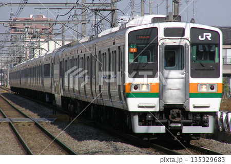 ［JU］高崎線211系電車（グリーン車組込み中の暫定C編成） 135329683