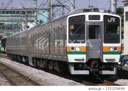 ［JU］高崎線211系電車（グリーン車組込み中の暫定C編成） 135329684