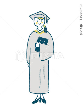 アカデミックガウンを着て立つ女性のイラスト 135330398