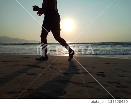 ダナンの海辺で朝ランする人 日の出 ダナンの海辺で朝ランする人 日の出 135330420