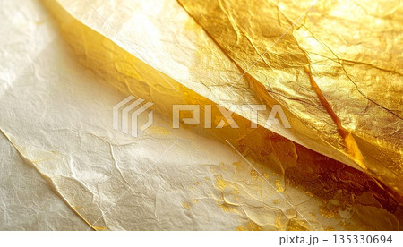 和紙の質感と金箔の輝きが美しい高級和風背景 135330694