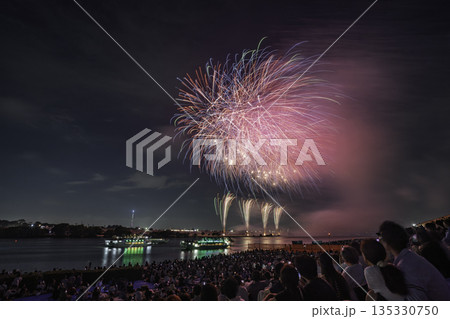 花火大会と花火を眺める人々 135330750