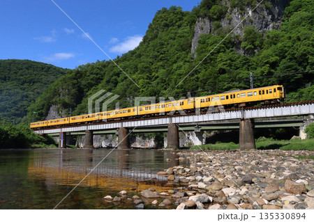 新緑の高梁川を渡る伯備線115系電車(6両編成:新見行) 新緑の高梁川を渡る伯備線115系電車(6両編成:新見行) 135330894