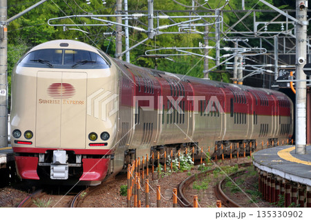 伯備線内を行く寝台特急サンライズ出雲号 135330902