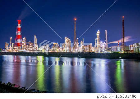 三重県 四日市 工場夜景 大正橋付近 三重県 四日市 工場夜景 大正橋付近 135331400
