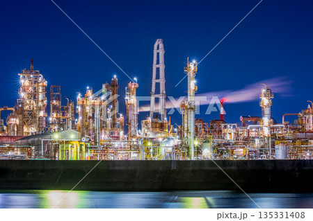 三重県 四日市 工場夜景 大正橋付近 三重県 四日市 工場夜景 大正橋付近 135331408