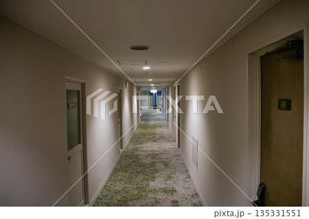 誰もいない奥に向かう建物の廊下 135331551