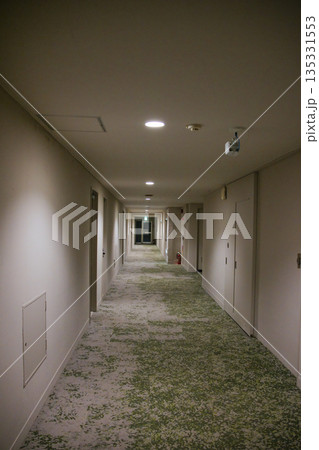 誰もいない奥に向かう建物の廊下 135331553