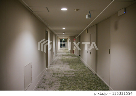 誰もいない奥に向かう建物の廊下 135331554