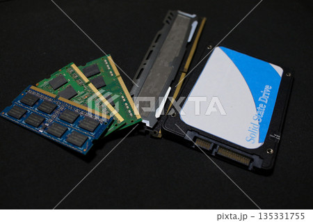 パソコンのSSDとメモリ パソコンのSSDとメモリ 135331755