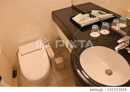 清潔感と機能美が光る、ホテルの洗面空間 135331826