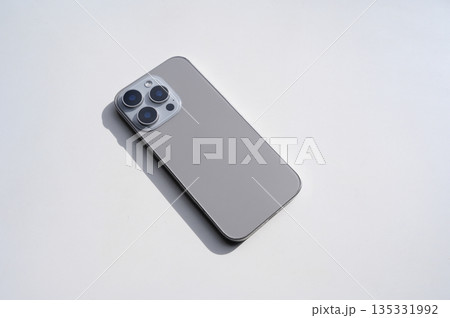 自然光に照らされるスマホ 自然光に照らされるスマホ 135331992