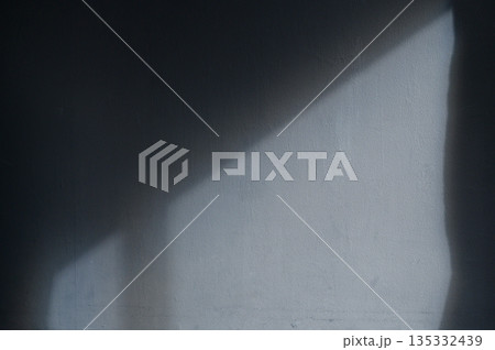 自然光に照らされるグレーの壁 135332439