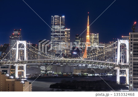 東京都、テレコムセンターから眺めるお台場と東京都心の夜景 135332468