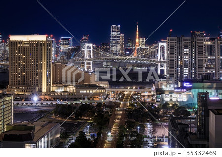 東京都、テレコムセンターから眺めるお台場と東京都心の夜景 東京都、テレコムセンターから眺めるお台場と東京都心の夜景 135332469