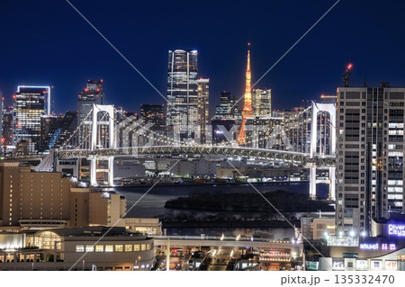 東京都、テレコムセンターから眺めるお台場と東京都心の夜景 135332470