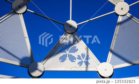 桜模様の金属パネルと青空 135332825