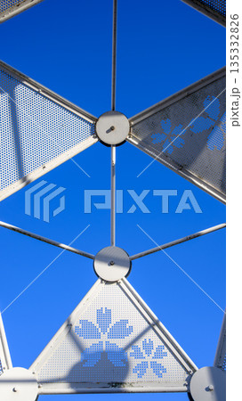 桜模様の金属パネルと青空 135332826