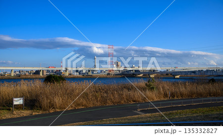 河川沿いの都市の遠景 河川沿いの都市の遠景 135332827