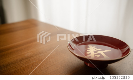 祝いの赤い盃 135332839
