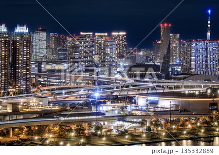 東京都、テレコムセンターから眺める首都高速有明ジャンクションとタワーマンション群の夜景 135332889