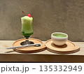 カフェのテーブルの上に置かれた抹茶のドリンク カフェのテーブルの上に置かれた抹茶のドリンク 135332949