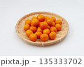 金柑 盆ざる 白背景 135333702