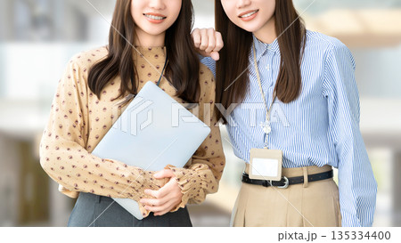 ビジネスマン女性2人のチームワークイメージ ビジネスマン女性2人のチームワークイメージ 135334400