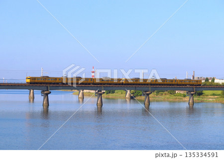 ［JR-N］吉井川を渡る赤穂線115系電車（6両編成） 135334591