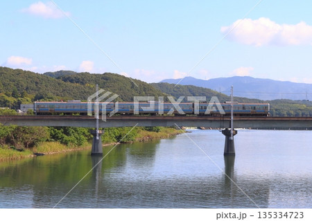 ［JR-N］吉井川を渡る赤穂線213系電車 135334723
