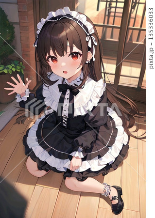 メイドさんのコスプレをした若い女性 135336033