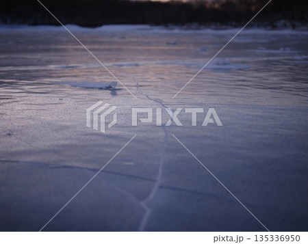 アイスバブルのある氷湖の朝（20260110063438） 135336950