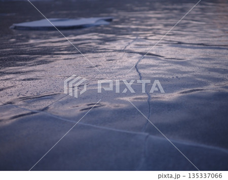 アイスバブルのある氷湖の朝（20260110063736） 135337066