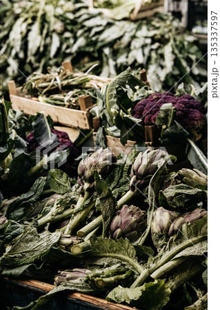 Fresh Cauliflower And Purple Cauliflower At Market Stall: Raw Seasonal Vegetables Displayed In Traditional profiling Food Market Scene Fresh Cauliflower And Purple Cauliflower At Market Stall: Raw Seasonal Vegetables Displayed In Traditional profiling Food Market Scene 135337597