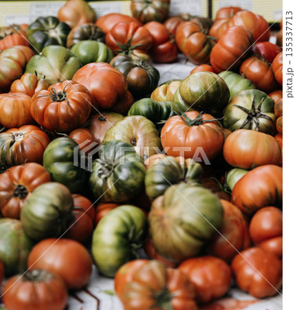 Fresh Heirloom Tomatoes At Market Stall: Red And Green Ripe Tomatoes Displayed In Abundant Traditional Food Market Scene Fresh Heirloom Tomatoes At Market Stall: Red And Green Ripe Tomatoes Displayed In Abundant Traditional Food Market Scene 135337713