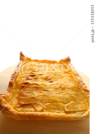 Delicious homemade apple pie with flaky crust and warm cinnamon-spiced filling. Delicious homemade apple pie with flaky crust and warm cinnamon-spiced filling. 135338055