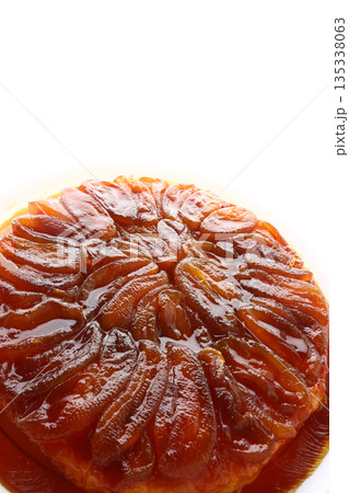 Delicious homemade apple pie with flaky crust and warm cinnamon-spiced filling. 135338063