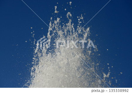 噴水 水しぶき 噴水 水しぶき 135338992