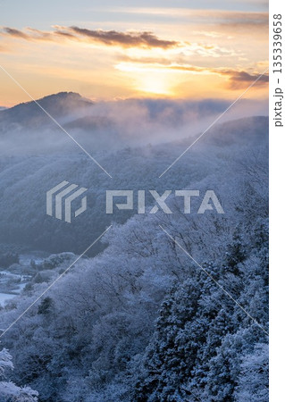 霧氷をまとった雪山の朝 霧氷をまとった雪山の朝 135339658