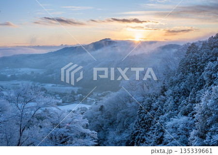 霧氷をまとった雪山の朝 霧氷をまとった雪山の朝 135339661