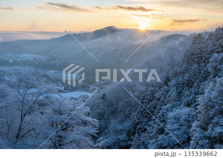 霧氷をまとった雪山の朝 霧氷をまとった雪山の朝 135339662