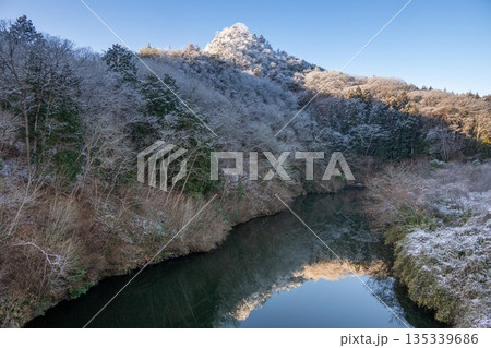 霧氷をまとった雪山の朝 霧氷をまとった雪山の朝 135339686