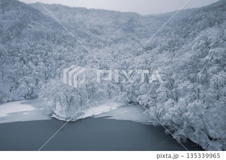 厳冬期の裏磐梯の雪景色 135339965