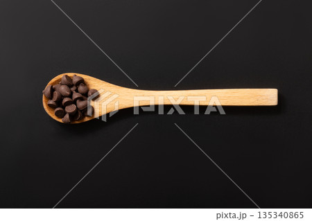 チョコチップ　製菓材料 135340865
