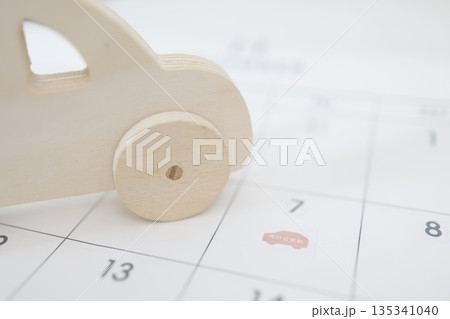 カレンダーに免許証更新日のシール。期限管理のイメージ。 135341040