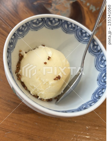 アイスクリームがのったアイス 135341060