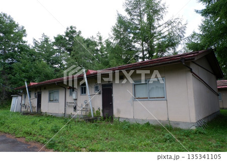 古い低層公営住宅 古い低層公営住宅 135341105