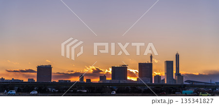 「埼玉県」見沼田んぼから望む夕景とさいたま新都心 「埼玉県」見沼田んぼから望む夕景とさいたま新都心 135341827
